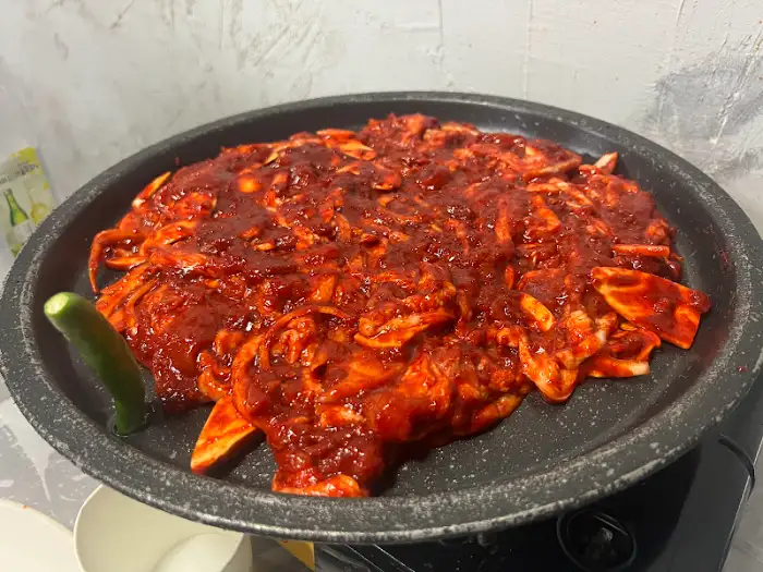불판 위에 올려진 양념 오리 주물럭
