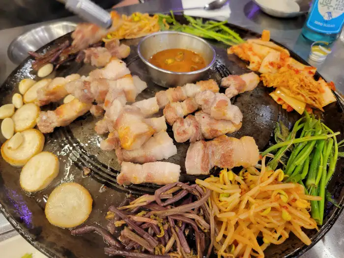 푸짐하게 차려진 오리 주물럭 한 상