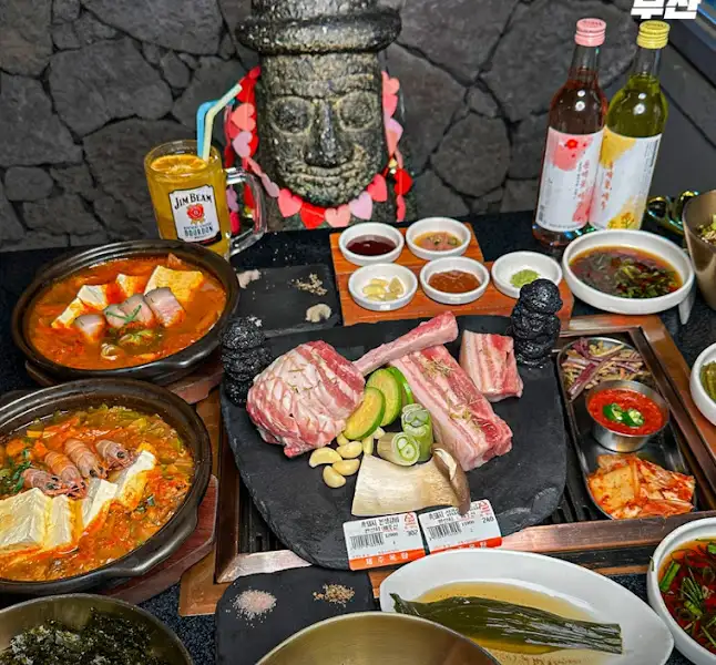 다양한 요리와 주류가 함께 차려진 테이블
