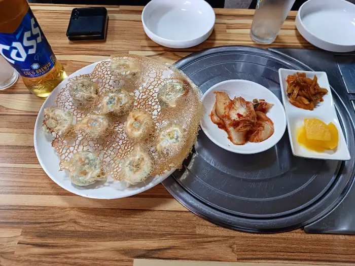 맥주와 함께 나온 군만두