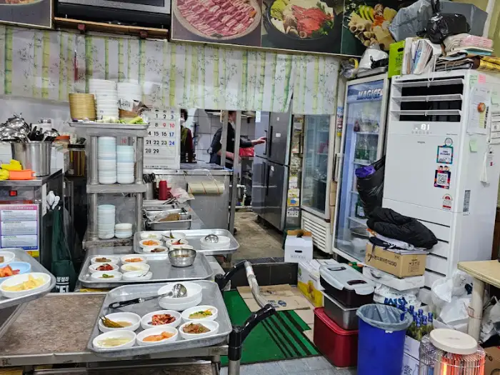 식당 내부의 주방 및 진열된 식자재