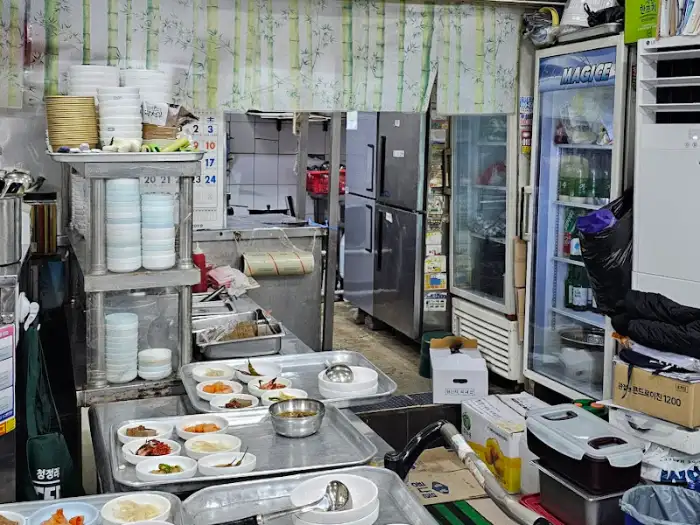 식당 내부의 주방 및 진열대