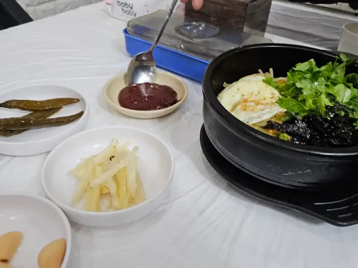 돌솥비빔밥의 모습과 곁들임 반찬