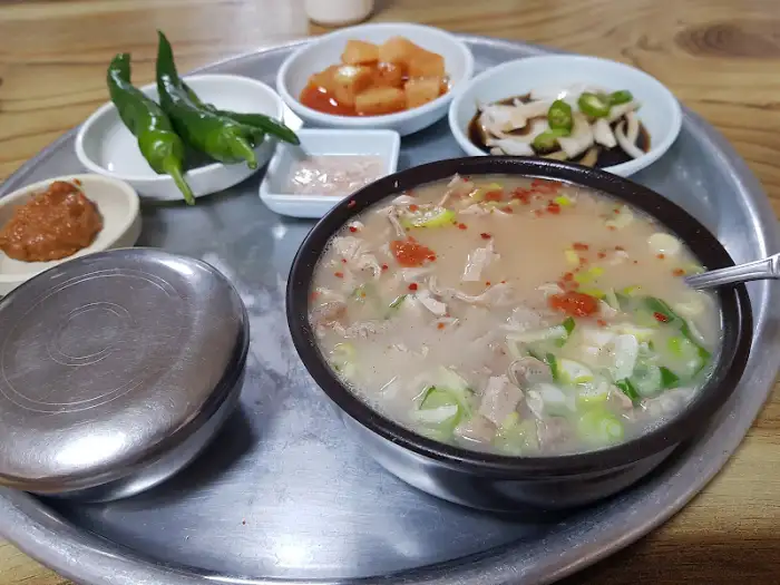 콩나물국밥과 곁들여 먹기 좋은 밑반찬들