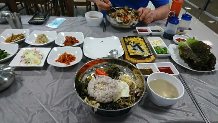 다양한 메뉴가 준비된 식당 내부