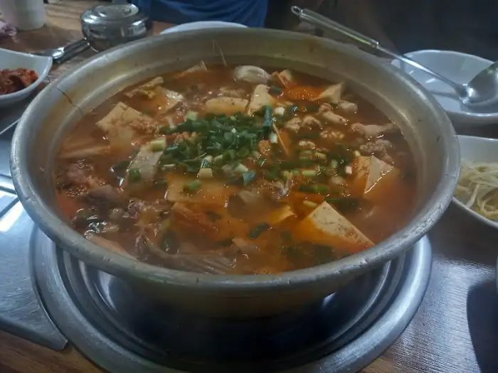푸짐한 건더기가 돋보이는 찌개