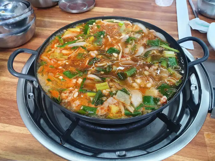 팔팔 끓고 있는 찌개