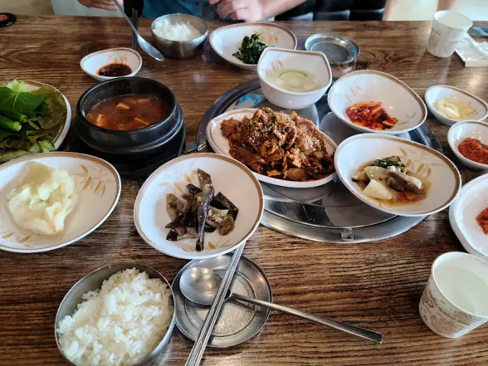 푸짐하게 차려진 한상차림