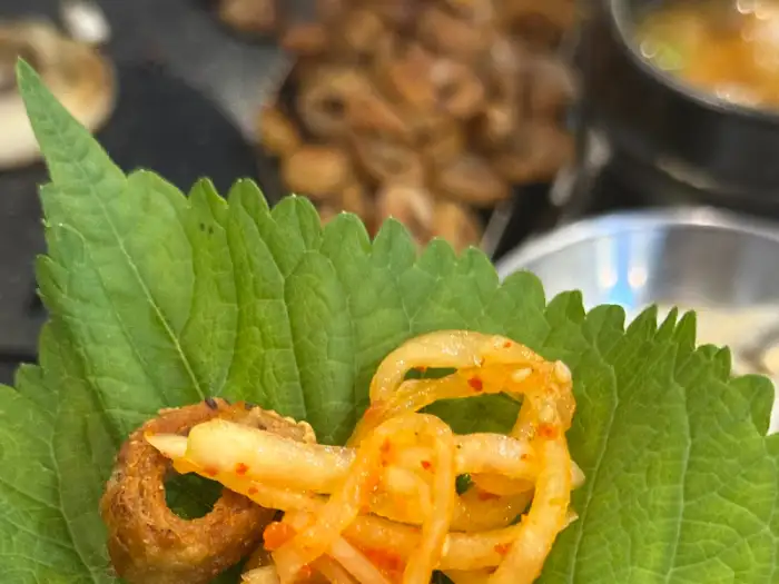 깻잎 위에 막창과 양념을 곁들인 모습