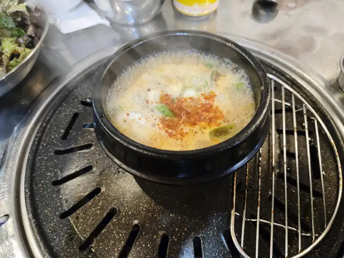 따뜻하게 끓고 있는 된장찌개