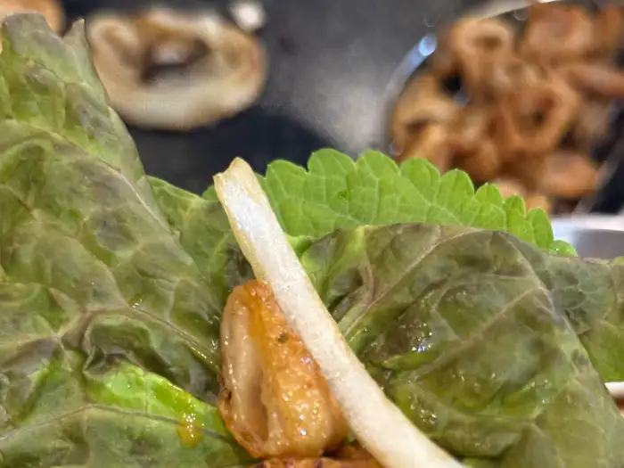 막창과 함께 쌈을 준비하는 모습