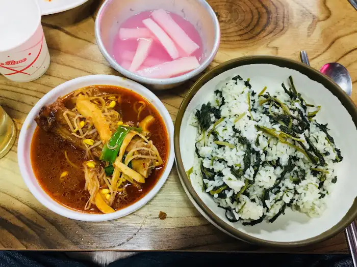 족발과 함께 나온 덮밥, 맑은 탕, 그리고 깍두기