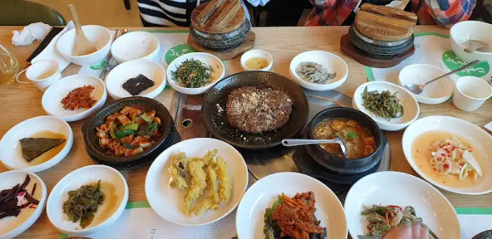푸짐하게 차려진 족발과 다양한 곁들임 음식들
