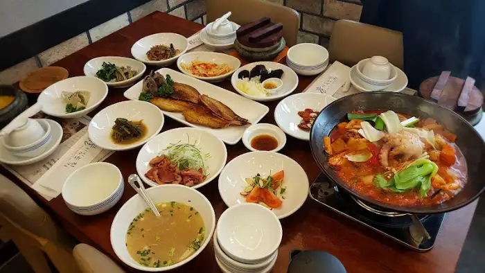 다양한 해산물 요리와 곁들임 메뉴