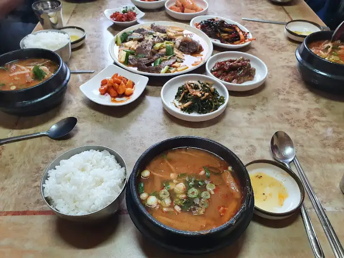 김치찌개와 반찬들
