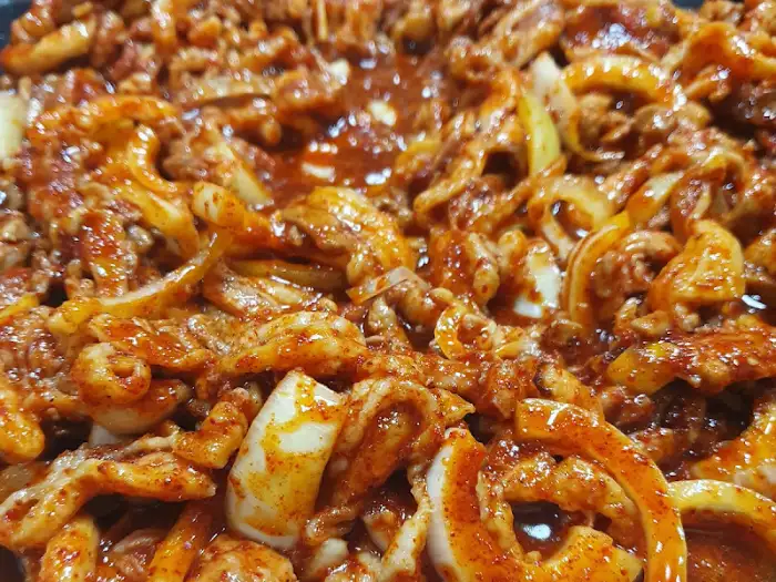 윤기 나는 오리 양념구이 클로즈업