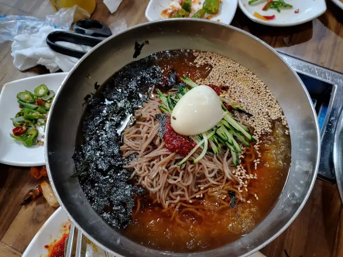 시원한 막국수의 모습