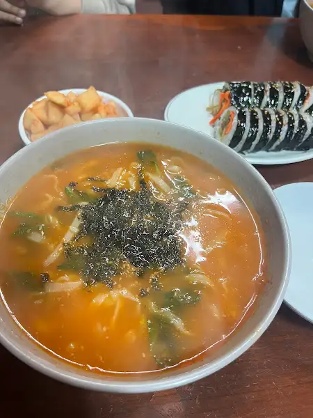 매운 칼국수와 김밥