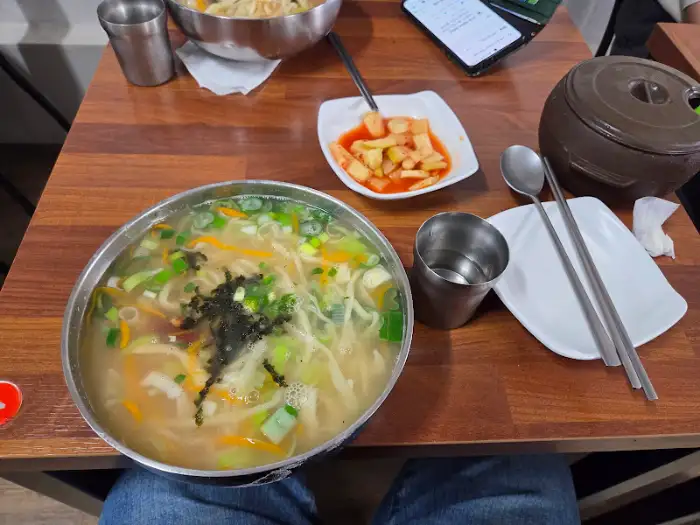 맑은 국물의 칼국수
