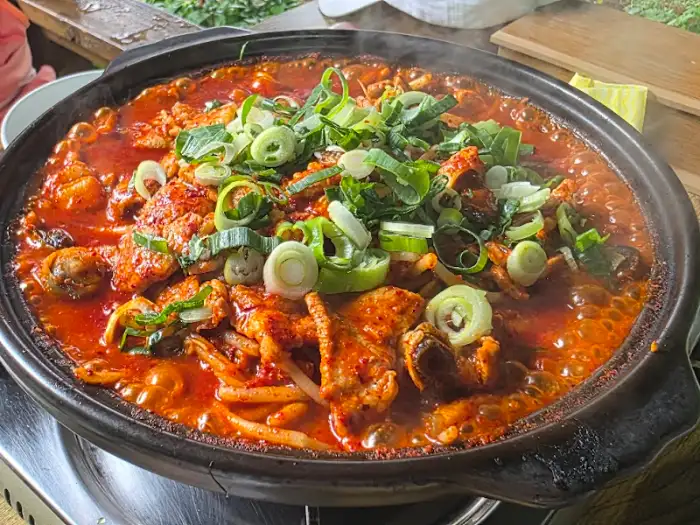 다른 각도에서 본 붉은 양념 요리