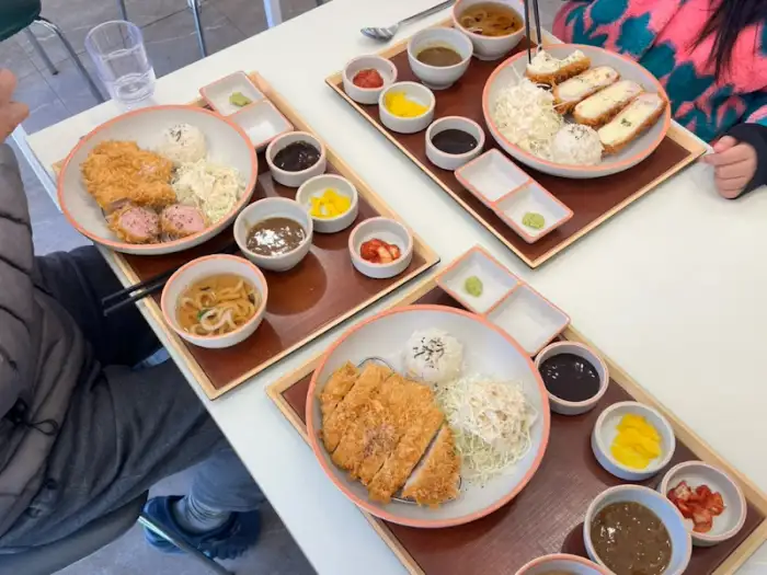 테이블 위에 차려진 여러 가지 돈까스 정식 메뉴