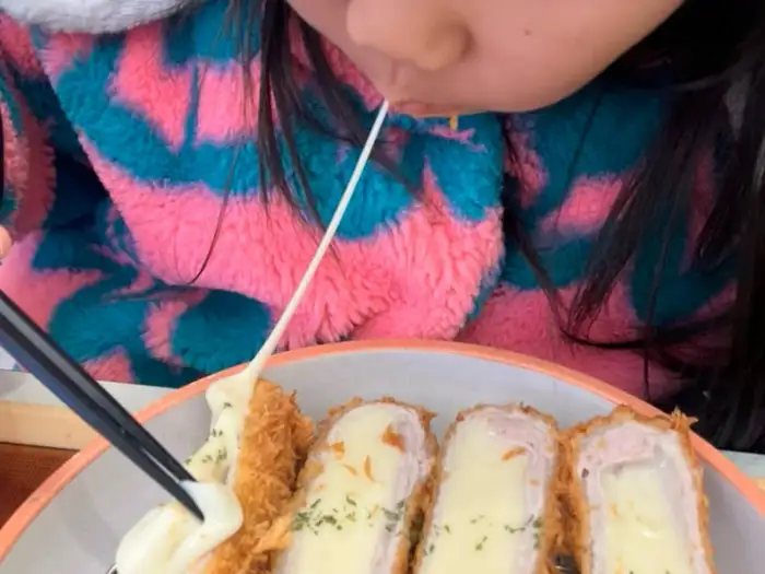 치즈가 쭉 늘어나는 치즈카츠 모습
