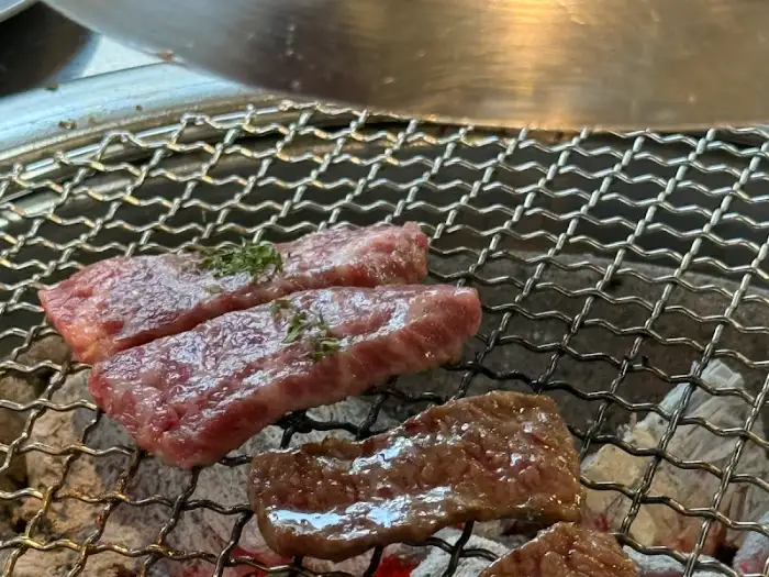 숯불 위에서 익어가는 마늘 양념 소갈비