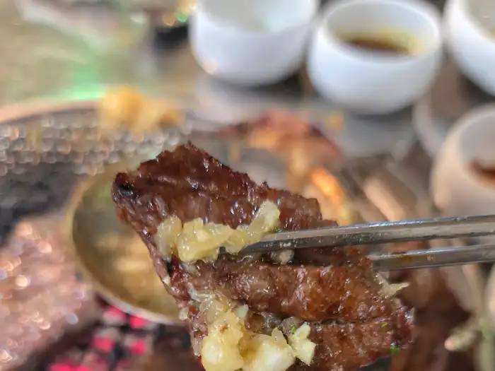 특제 소스에 찍어 먹는 마늘 양념 소갈비