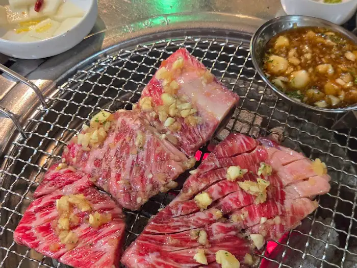 마늘 양념 소갈비 여러 점