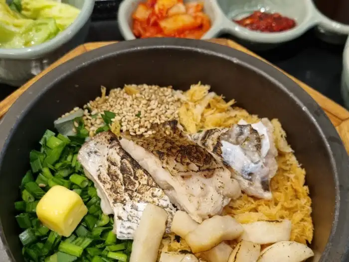 도미관자 솥밥, 흰살 생선과 쫄깃한 관자가 밥 위에 올려져 있습니다.