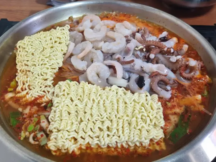 낙지, 새우, 곱창이 풍성한 낙곱새