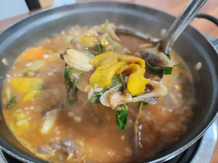 끓고 있는 어죽의 풍성한 내용물.