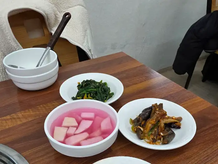 식탁에 차려진 다양한 반찬들.