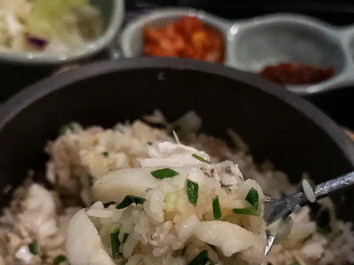 다양한 솥밥 메뉴를 보여주는 사진, 선택의 폭이 넓어 보입니다.