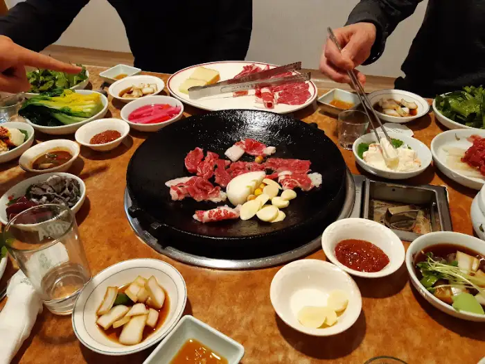 테이블 전체 샷 묘사