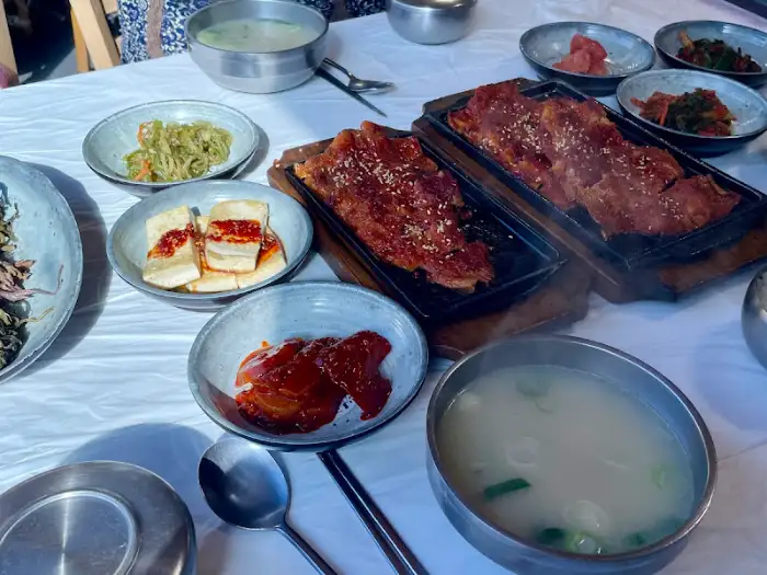 푸짐하게 차려진 한 상 차림