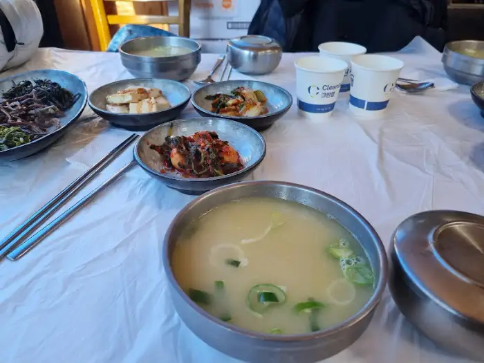 다양한 밑반찬과 황태해장국