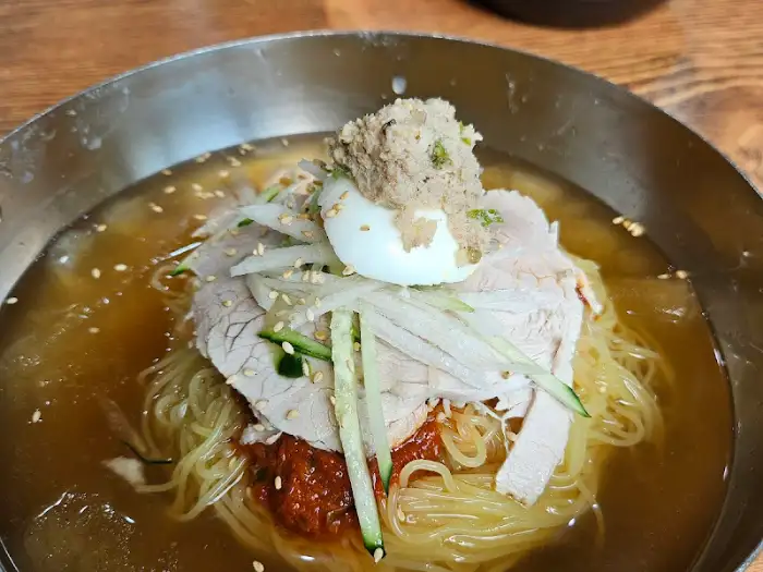 밀면의 클로즈업 모습