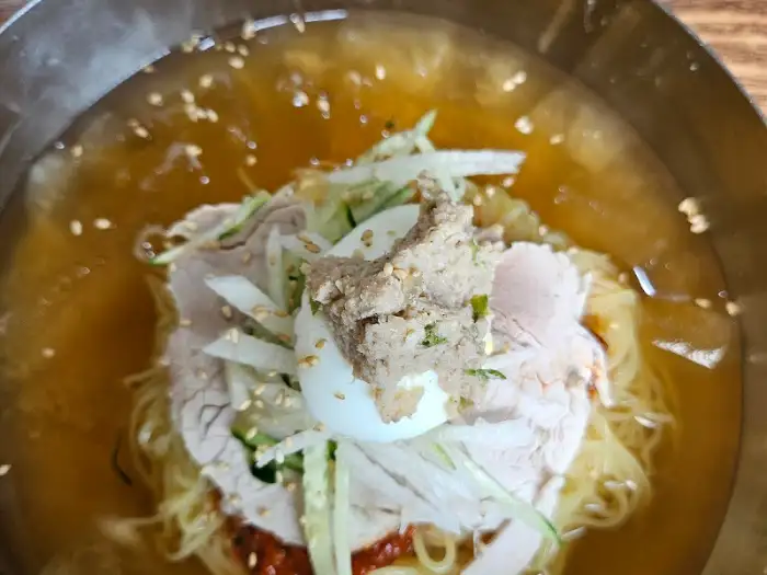 밀면의 국물과 고명 일부