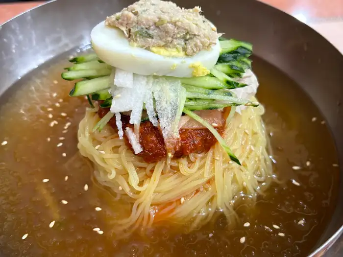 밀면의 고명 디테일