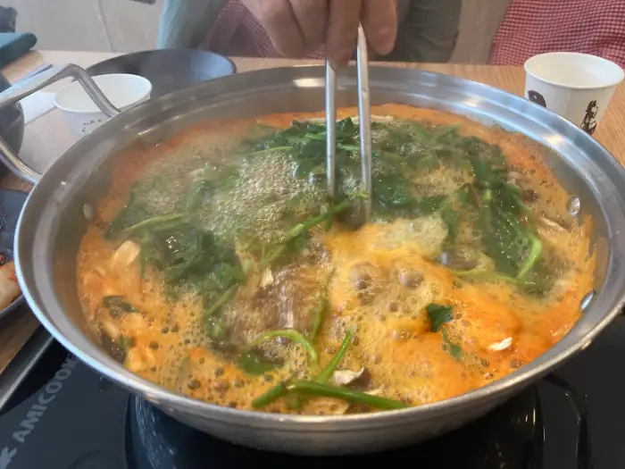 보글보글 끓는 샤브샤브 국물