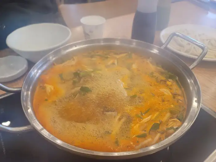 채소와 고기가 어우러진 샤브샤브