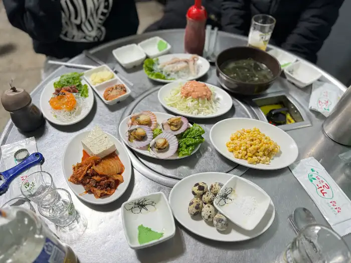 다양한 반찬과 메인 요리가 차려진 테이블