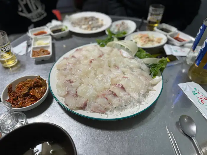 신선한 삼치회 한 접시
