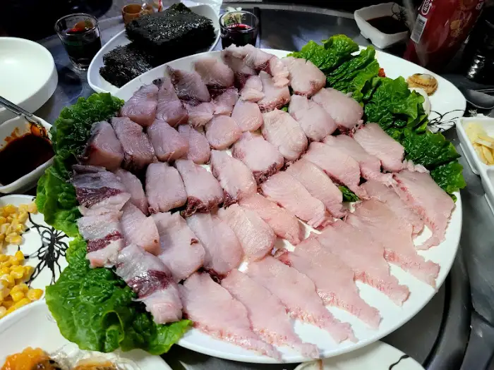 먹음직스럽게 플레이팅된 삼치회