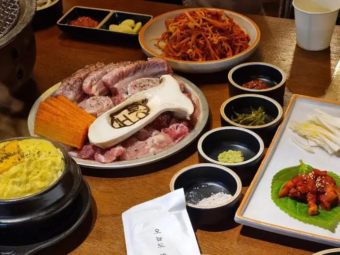 테이블에 차려진 푸짐한 고기와 반찬들