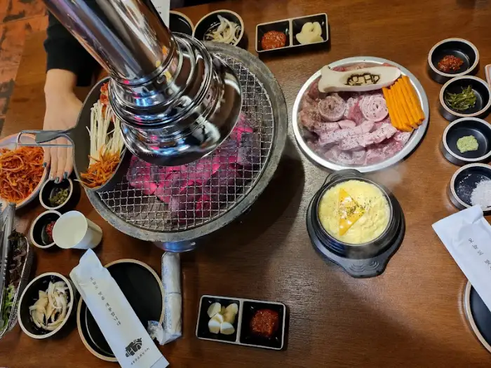 식사 테이블 전체를 위에서 내려다본 모습