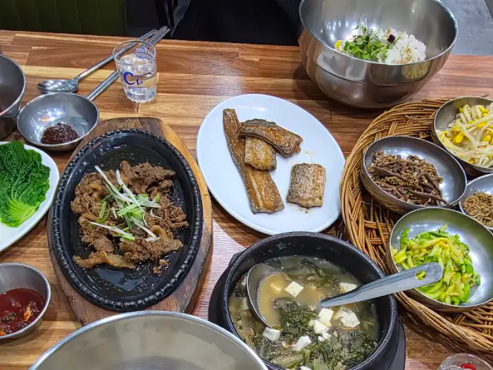 갈치구이, 소고기, 보리밥, 국, 나물 등 푸짐한 상차림.