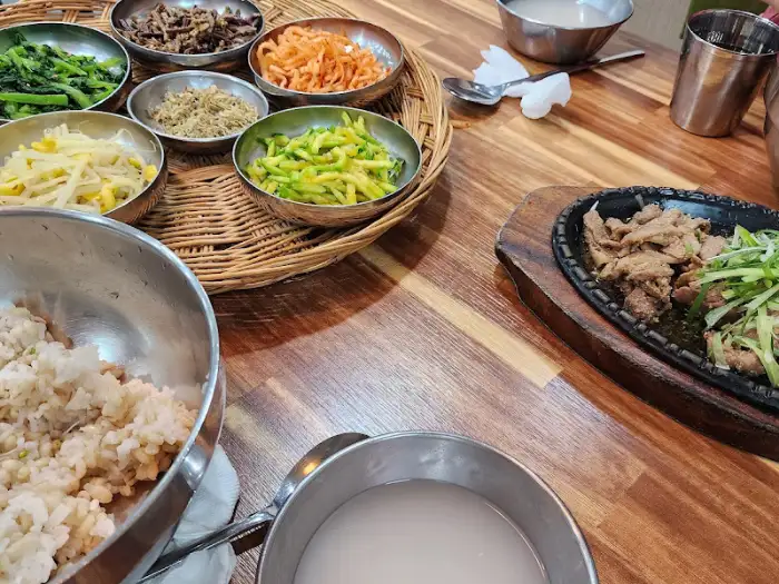 다양한 나물과 청국장을 넣어 비빈 보리밥.