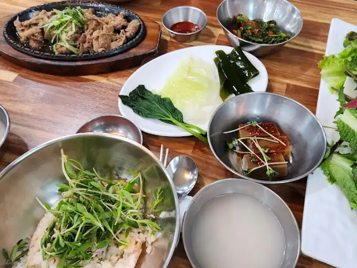 테이블에 차려진 여러 가지 음식과 쌈 채소.